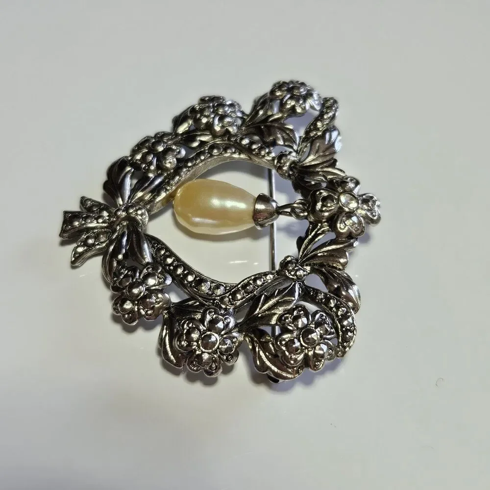 Avon Silver Tone Victorian Style Brooch Pin Floral Faux Pearl Vintage